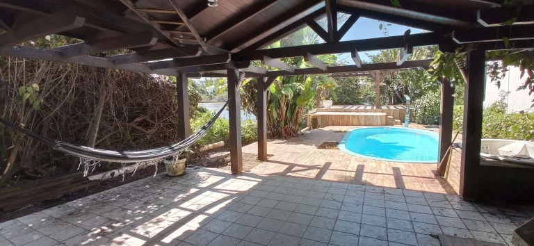 Imagem Casa com 4 dormitórios (2 suítes) à venda, 326 m² - Lagoa da Conceição - Florianópolis/SC (TRAPICHE EXLUSIVO COM ACESSO À LAGOA)