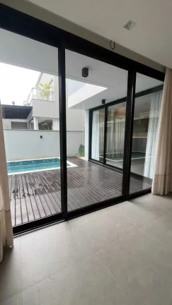 Imagem Casa Alto Padrão com 2 suítes e 2 vagas de garagem - Vila Nova | Joinville/SC
