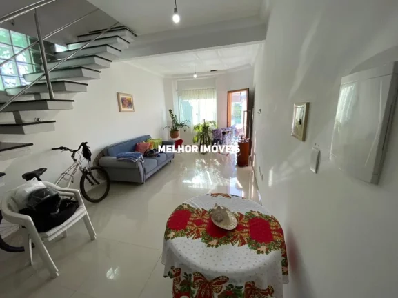 Imagem Casa Sobrado Semi-Mobiliada à Venda com 03 Suítes sendo 01 com Sacada Localizado no Centro de Balneário Camboriú - SC