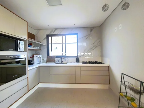Imagem Casa Térrea à Venda com 3 Suítes - Condomínio Terras do Cancioneiro, Paulínia/SP - 242 m²

Exc...