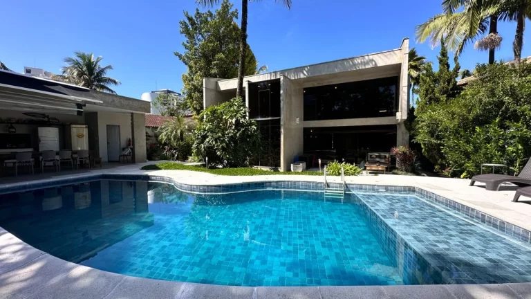 Imagem Imperdível oportunidade de adquirir casa de luxo na Riviera de São Lourenço Módulo 05, com 3 quartos, 3 suítes, 5 vagas e 323,63 m² de área.