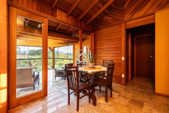 Imagem Casa de Madeira em Garapeira | 200m² | 2 Quartos (1 Suíte) | Terreno 3.561m² | Condomínio Fechad...