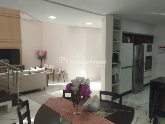 Imagem Com um projeto que une elegância e funcionalidade, esta residência oferece 240m² de área constru...