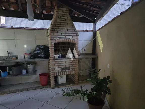 Imagem Oportunidade Única! Casa Sobreposta Baixa, Isolada, 3 Suítes e Localização Privilegiada!