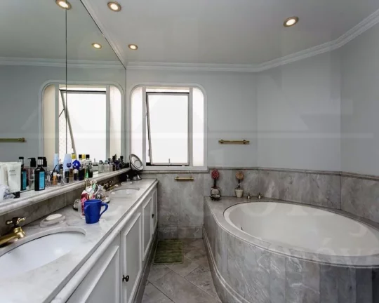 Imagem Lindo apartamento, amplo living para 3 ambientes com piso de tábuas de ipê, terraço, jardim de in...