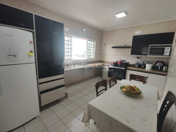 Imagem Encantador sobrado disponível em um dos bairros mais tradicionais e bem localizados de Campinas. Co...