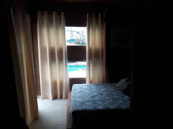 Imagem Casa com 460 metros quadrados de área total e 250 metros quadrados de área construída. Com 4 dorm...