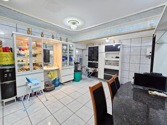 Imagem # Casa dos Seus Sonhos à Venda no Bairro Montese ### Descrição do Imóvel Apresentamos uma casa e...