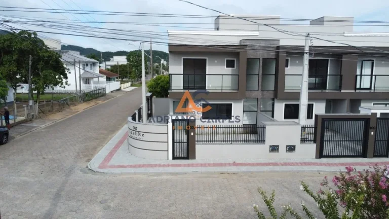 Imagem Sobrado Geminado com 02 suítes, novo e pronto para morar na Praia de Gravatá, Navegantes, SC. Adriano Carpes Imóveis Vende