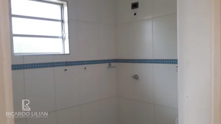Imagem Sobrado com 5 kitnets independentes em localização estratégica para renda