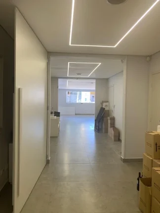 Imagem Galpão Comercial à Venda ou Locação em Sorocaba-SP: 4 Salas, 4 Banheiros, 10 Vagas de Garagem, 303m² no Jardim Pires de Mello.