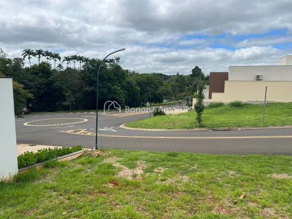 Imagem CondomÃ­nio envolto por Ã¡reas verdes, vizinho ao ColÃ©gio Visconde de Porto Seguro. Oferece ampla Ã...