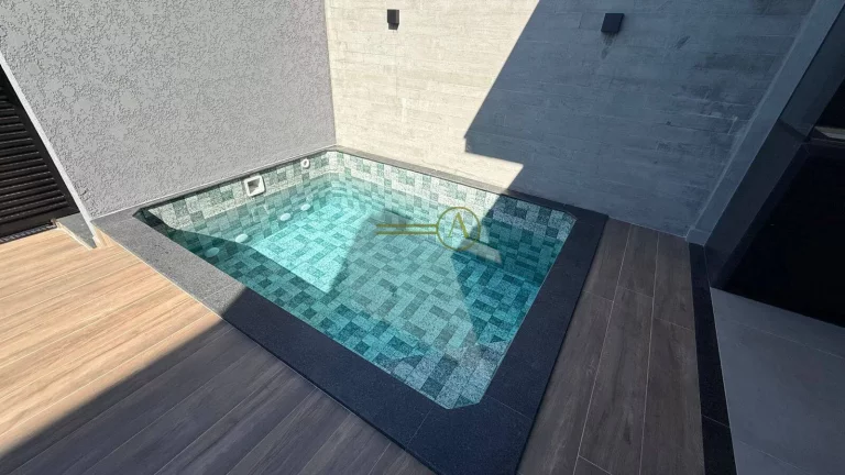 Imagem Lindo sobrado à venda novíssima e com planejado, apenas 600 metros da praia