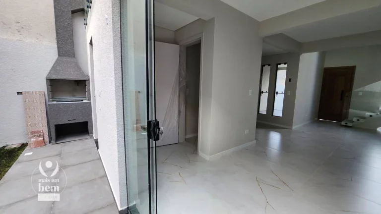 Imagem Maravilhoso sobrado com 3 quartos sendo 1 suíte com sacada, 2 vagas de garagem à venda - Tingui - Curitiba/PR