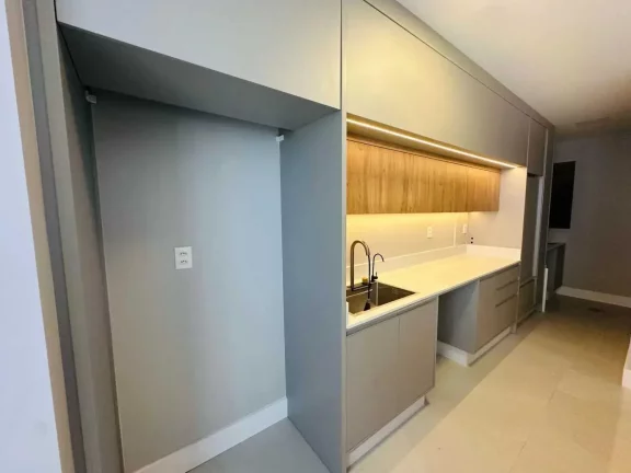 Imagem Apartamento semimobiliado com 3 dormitórios sendo 3 suítes e 2 vagas de garagem em Itajaí