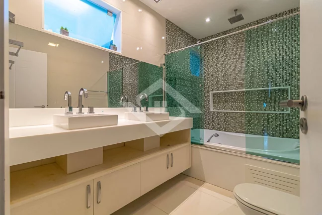 Imagem Casa Triplex de 4 Quartos para Venda no Humaitá com 595 m²