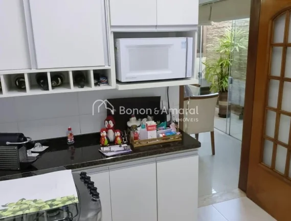 Imagem Casa aconchegante à venda no bairro Capuava, em Valinhos/SP, com ambientes espaçosos e cercada por...
