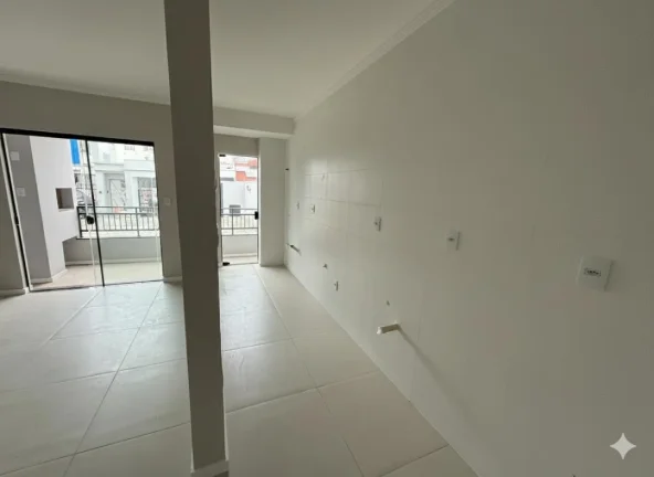 Imagem 02 Suítes, térreo com excelente padrão de acabamento e perto da Praia, esse apartamento em Gravatá, Navegantes. Adriano Carpes Imóveis Vende