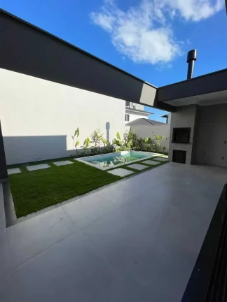 Imagem Casa alto padrão com 3 dormitórios sendo 1 suíte master e 2 vagas de garagem em Palhoça/SC