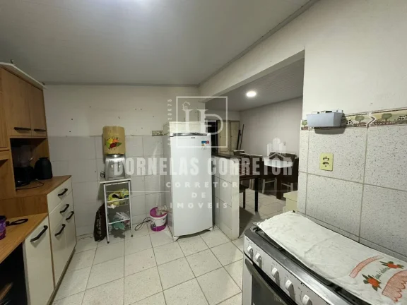 Imagem CASA A KM DO MAR COM ÁREA GOURMET E PISCINA, 3 QUARTOS, 1ST, VÁRIAS VAGAS DE GARAGEM, EM FRENTE A AVENIDA, TERRENO 30X30