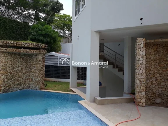Imagem Em um terreno de 1.909m² e com 750m² de construção, esta imponente propriedade oferece conforto ...