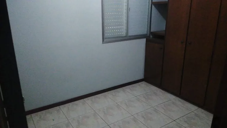 Imagem Apartamento amplo com sala dois ambientes, cozinha com armários, banheiro com box e gabinete, 3 qua...