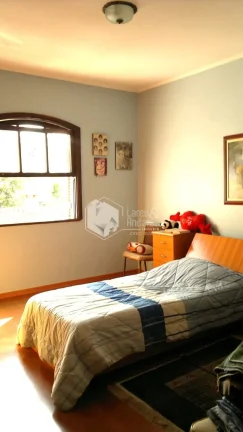 Imagem CASA À VENDA, COM 296M² COM 6 AMPLOS DORMS, COM 2 SUÍTES, 4 SALAS, COZINHA COM PLANEJADOS, CHURRASQUEIRA E 8 VAGAS - TREMEMBÉ - SP