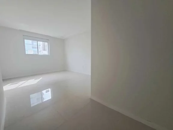 Imagem Apartamento quadra mar com 3 suítes e 3 vagas de garagem - Meia Praia/SC