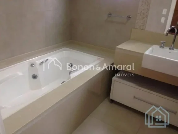 Imagem Casa ampla estilo sobrado com 375 m² de área construída, 4 quartos suítes, sendo 2 deles com hid...