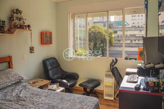 Imagem Excelente apartamento, todo reformado, com 130 m². Living amplo com grandes janelões, sala de jant...