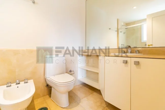 Imagem Venha se surpreender com essa incrível residência de luxo! Com 3 suítes espaçosas, sendo a suíte do casal com 2 banheiros, você terá todo o conforto