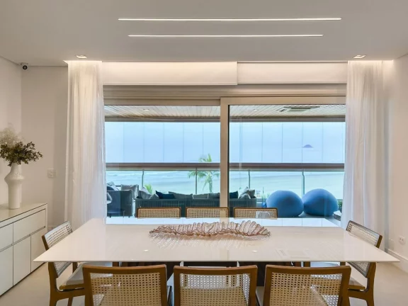 Imagem Luxuoso apartamento de 4 quartos na Riviera de São Lourenço Módulo 07: 4 suítes, 3 salas, 4 vagas de garagem e 241,13 m² de área.