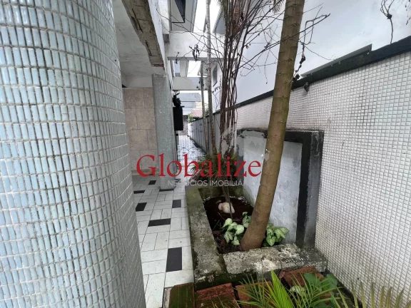 Imagem Sobrado à venda com 4 dormitórios e 3 vagas no bairro da Aparecida em Santos
