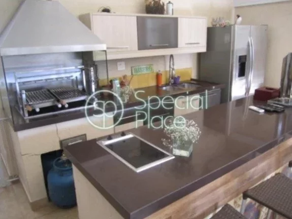Imagem Casa em condomínio com 610m², reformadíssima, muito iluminada e clean. Amplo living para dois amb...