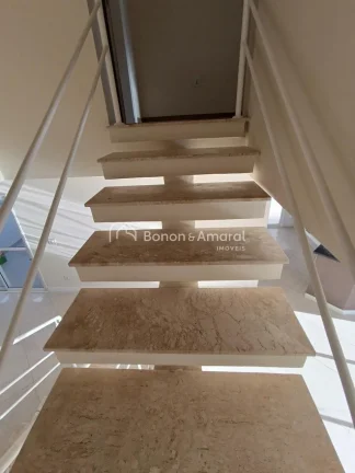 Imagem O imóvel conta com três dormitórios, sendo uma suíte, ampla sala para dois ambientes e garagem p...