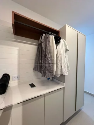 Imagem Apartamento com 190 M² com 3 dormitórios sendo os 3 suítes, 2 banheiros, sala, cozinha, varanda, ...