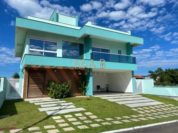 Imagem Casa de alto padrão com 300 m² privativos, localizada em condomínio na Ilha do Francês, entre as praias dos Ingleses e Moçambique, a aproximadamente 6