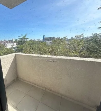 Imagem Sala comercial com 37M², piso elevado,1 banheiro, mini copa, varanda, fechadura eletrônica e 1 vag...