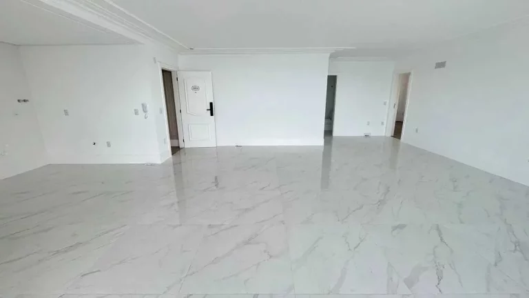 Imagem Apartamento com 4 suítes sendo 1 master e 3 vagas de garagem em Meia Praia - Itapema/SC