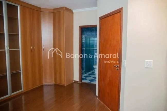 Imagem Belíssima e espaçosa casa térrea, com 287 m² de área construída. A residência possui 3 quarto...