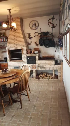 Imagem Sobrado com 3 dormitórios à venda, 206 m² por R$ 1.150.000 - J Jaguaribe - Campos do Jordão/SP