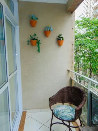 Imagem Pitangueiras - Uma quadra do mar - Totalmente reformado e decorado - Garagem no prédio - Serviço de praia.