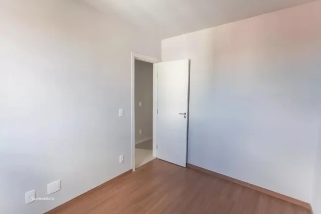 Imagem Imóvel aconchegante à venda com 3 quartos, sendo 1 suíte, e 2 banheiros no total. O condomínio f...