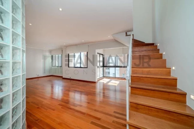Imagem Cobertura duplex com piscina na Vila Nova Conceição: 3 quartos, 3 suítes, 3 salas, 5 banheiros, 4 vagas e 241m² de sofisticação em São Paulo-SP.