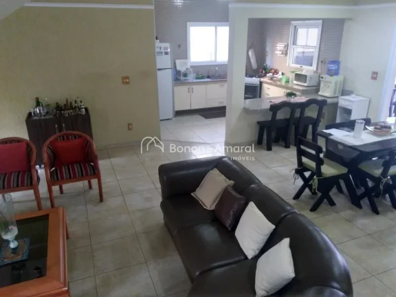 Imagem Aconchegante, moderna e muito bem localizada, esta residência oferece conforto e privacidade, com 4...