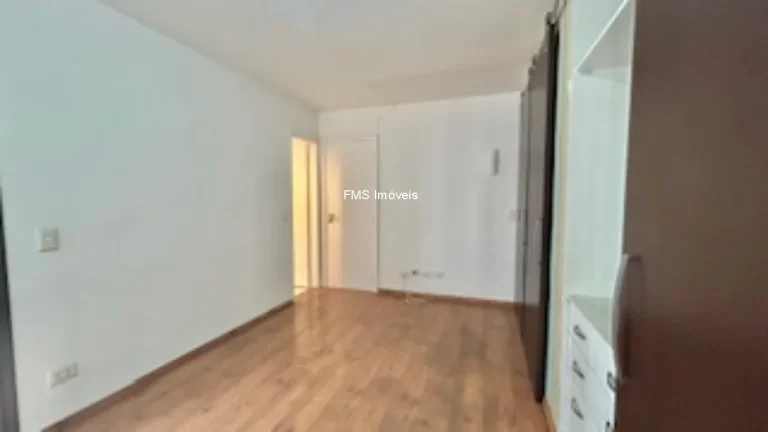 Imagem Imperdível oportunidade em Moema: Apartamento de 3 quartos com suíte, 131m² e 2 vagas de garagem à venda em São Paulo-SP!