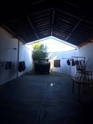 Imagem Casa com ar condicionado para sala e cozinha, cozinha com armários,2 dormitórios, sendo um com arm...