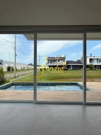 Imagem Sobrado condomínio fechado com 05 suítes e piscina beira lago