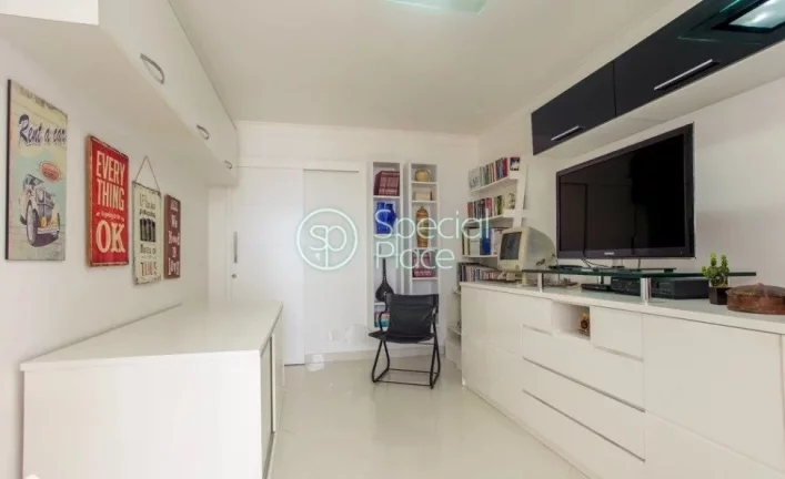 Imagem Apartamento no Morumbi, com 04 suítes, 06 banheiros e 04 vagas. O condomínio dispõe de Piscina, A...