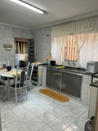 Imagem 1ª casa: 2 quartos, sala, cozinha, banheiro, lavanderia
1 vaga na garagem, 144m².

2ª casa: 2 qua...